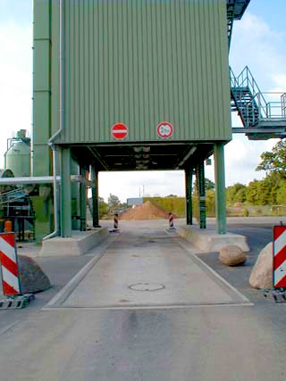 Unterflur Fahrzeugwaage unter einer Mischanlage zur Mengendosierung.
