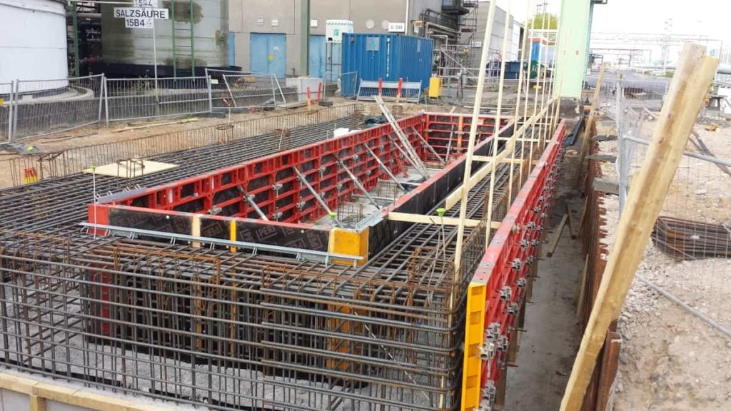 Detailansicht der Verschalung und Bewehrung für das Fundament der Gleiswaage