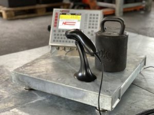Plattformwaage für die Befüllung von Gas in Flaschen mit Handscanner und Wägeterminal