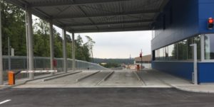 Vollautomatische Fahrzeugwaage mit Kennzeichenerkennung und Schranken.