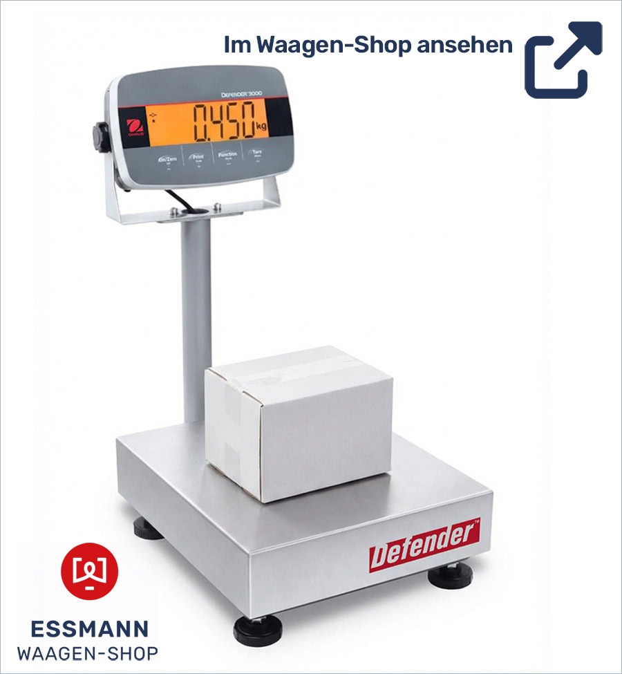 Digitale Waage Ohaus Defender 3000 mit leuchtendem Display zeigt 0,450 kg. Auf der silbernen Plattform, schützt durch schwarze Füße, steht ein weißes Paket. Essmann Waagen-Shop Logo unten links.