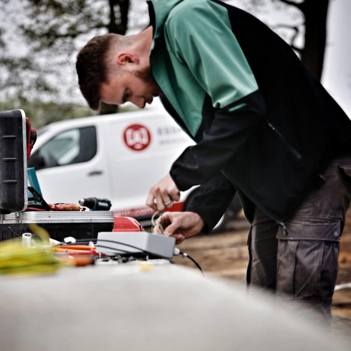 Unser Servicetechniker Andreas im Einsatz beim Bau einer neuen ESSMANN Überflur-Fahrzeugwaage HE-ÜWS, Foto: Sandra Schink