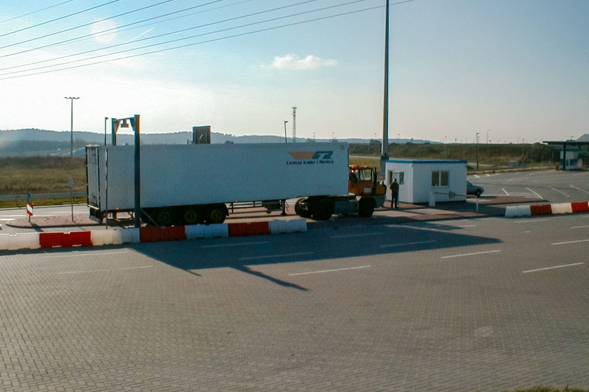 LKW auf der Fahrzeugwaage unter der Volumenmessanlage Mukran auf Rügen. Foto: Klaus Hüber 1997