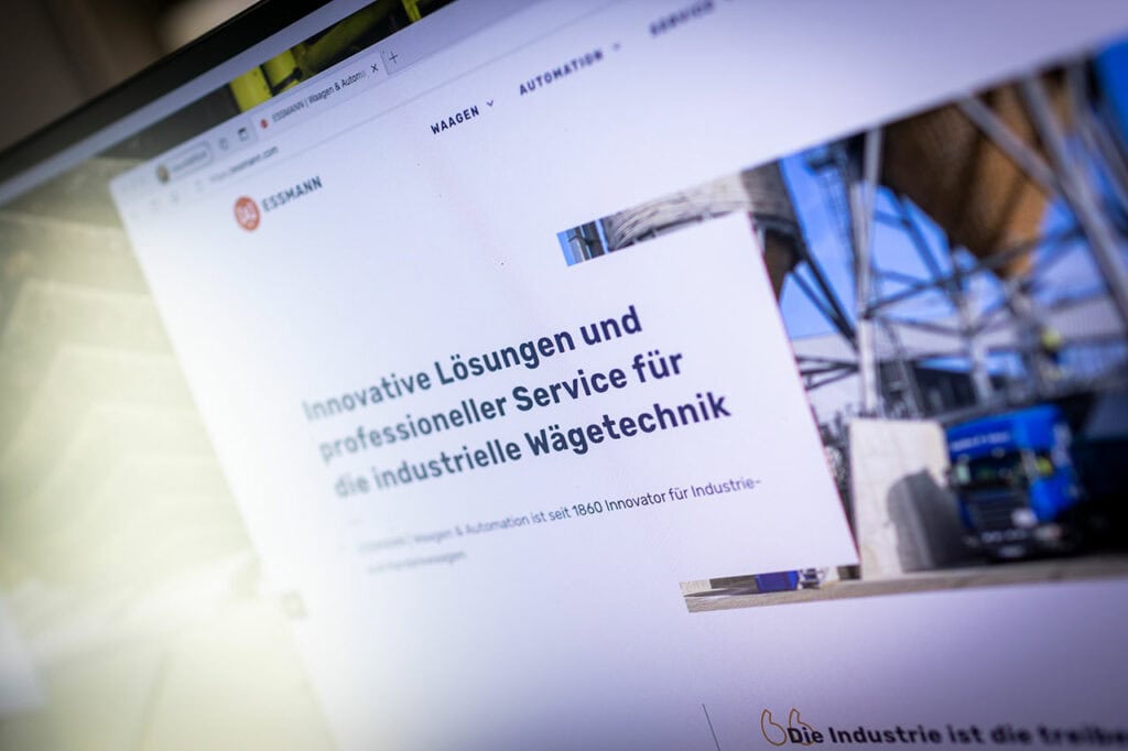 Website über industrielle Wägetechnik auf Computerbildschirm.