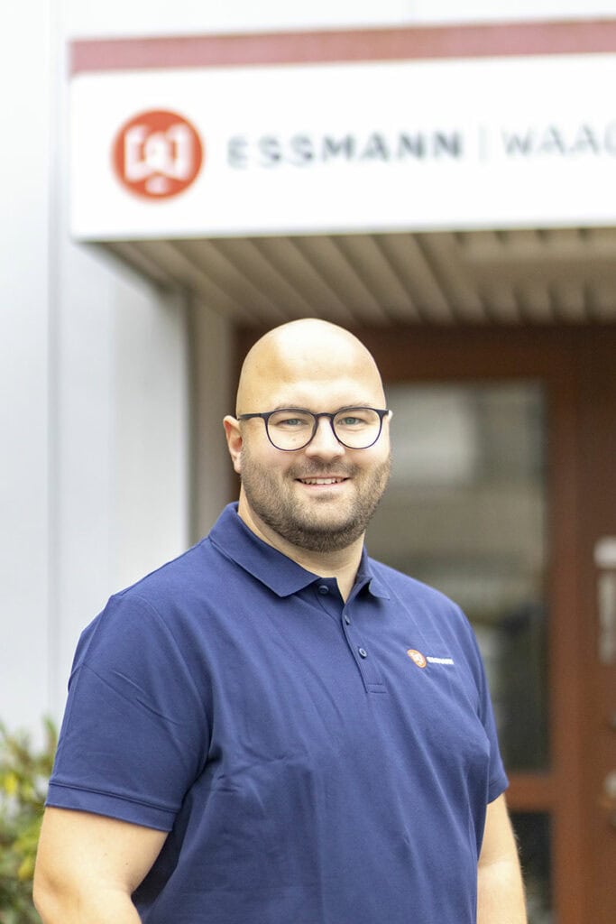 Waagen-Vertrieb: Dominik Vollbrecht vor Firmenschild Essmann Waagen