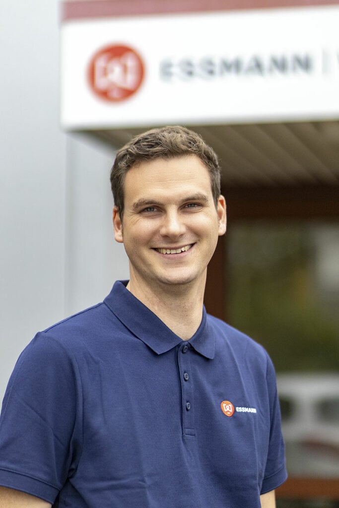 ESSMANN Niederlassungsleiter Markus Wehebrink vor Essmann Firmenschild