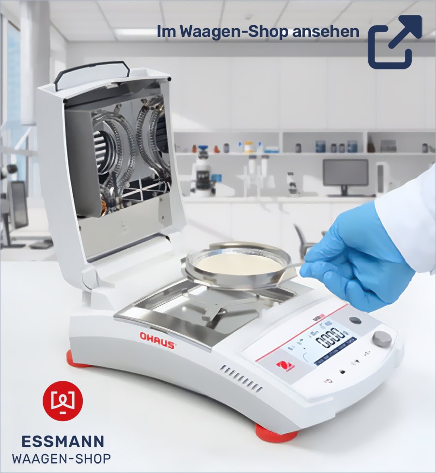 Open vochtigheidsanalyser Ohaus MB32 in het laboratorium, bediening met blauwe beschermende handschoen. Modern laboratorium met rekken op de achtergrond. Essmann Waagen-Shop merklogo zichtbaar.  