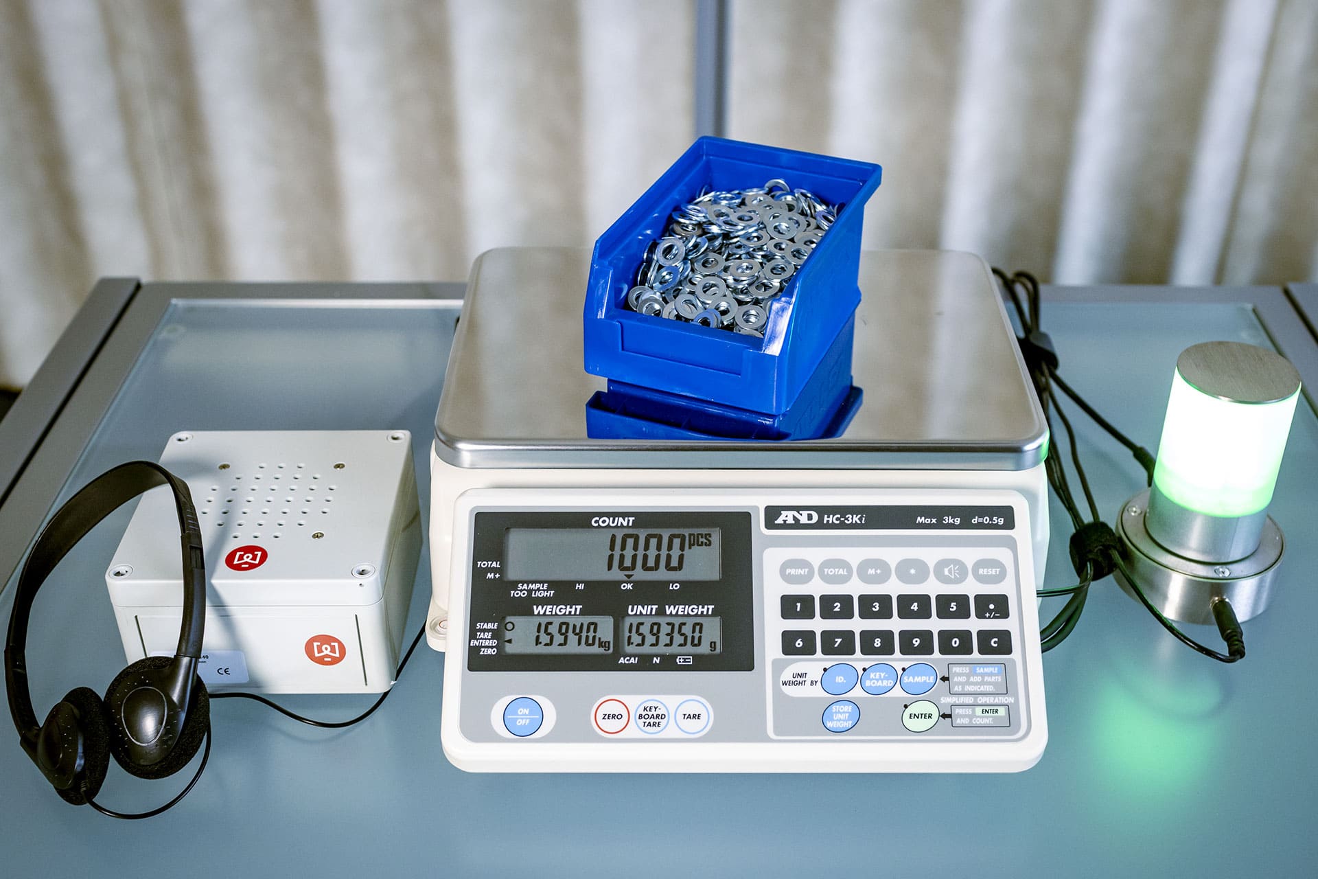 Digitale Waage mit Metallscheiben und Kontrollleuchte