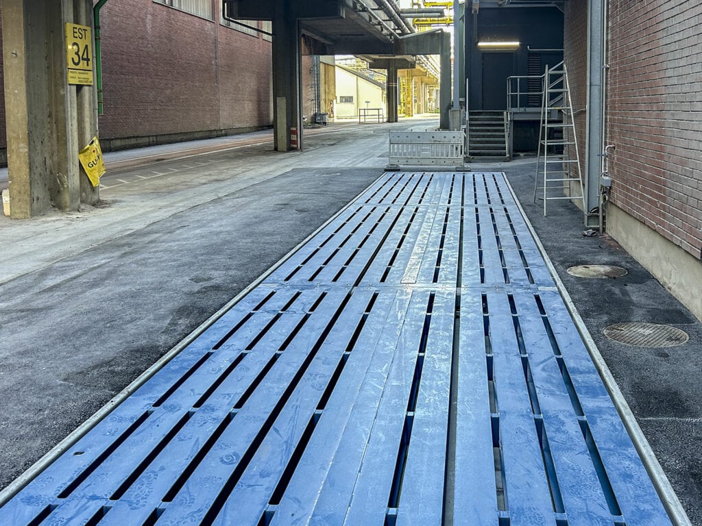 Metallrampen in industriellem Außenbereich
