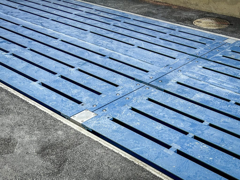 Blaue Metallplatten auf Straße