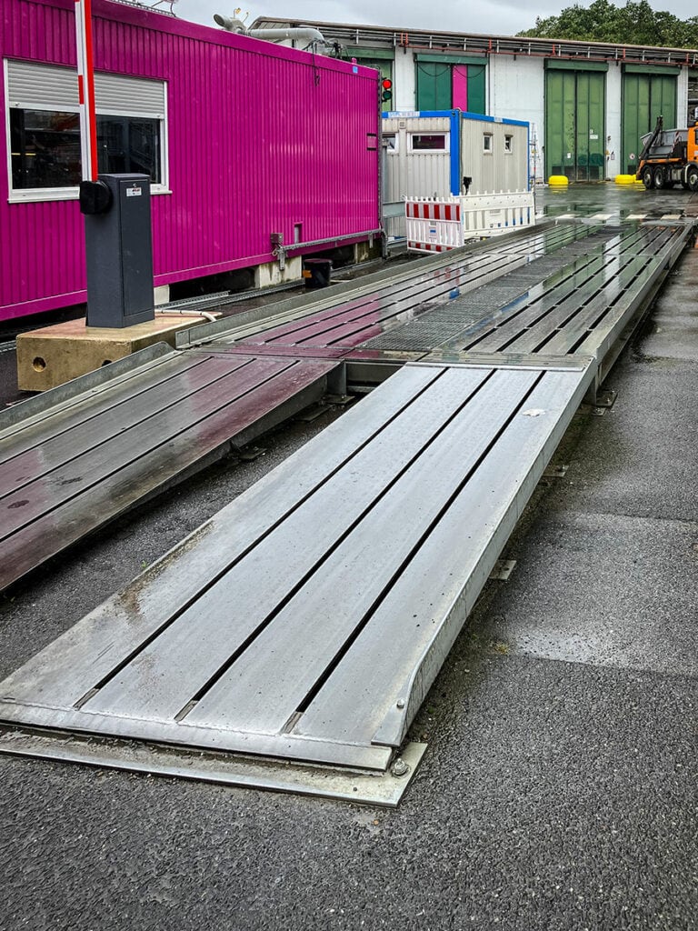 HE-TS Fahrzeugwaage vor farbigen Containern