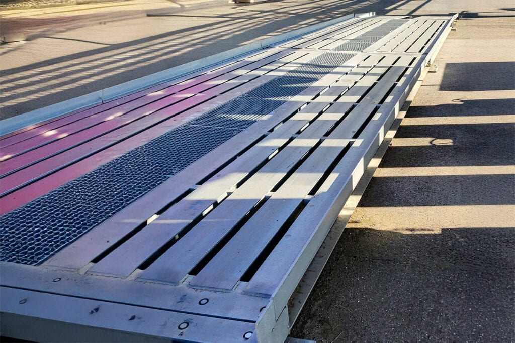 Mobile Fahrzeugwaage HE-TS mit breiter Fahrspur und Aufkantung und Mittelgitter, feuerverzinkt