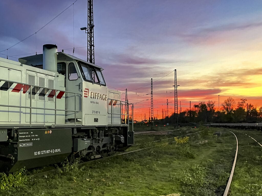 Eiffage-Lok im Sonnenuntergang auf den Gleisen zwischen Duisburg und Oberhausen