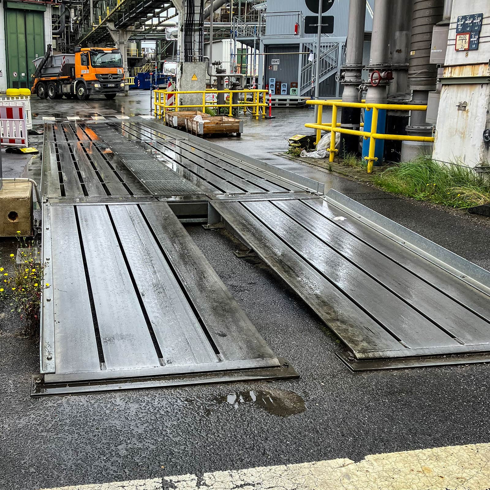 Nasse Stahlrampen der HE-TS Fahrzeugwaage auf Industriegelände