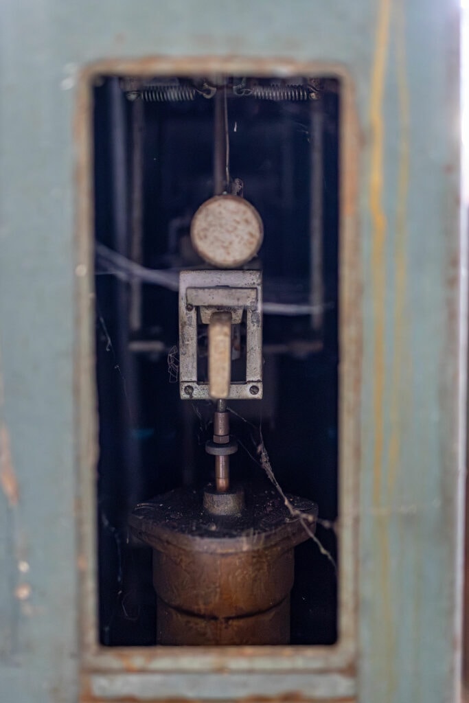 Oud mechanisch apparaat achter glas