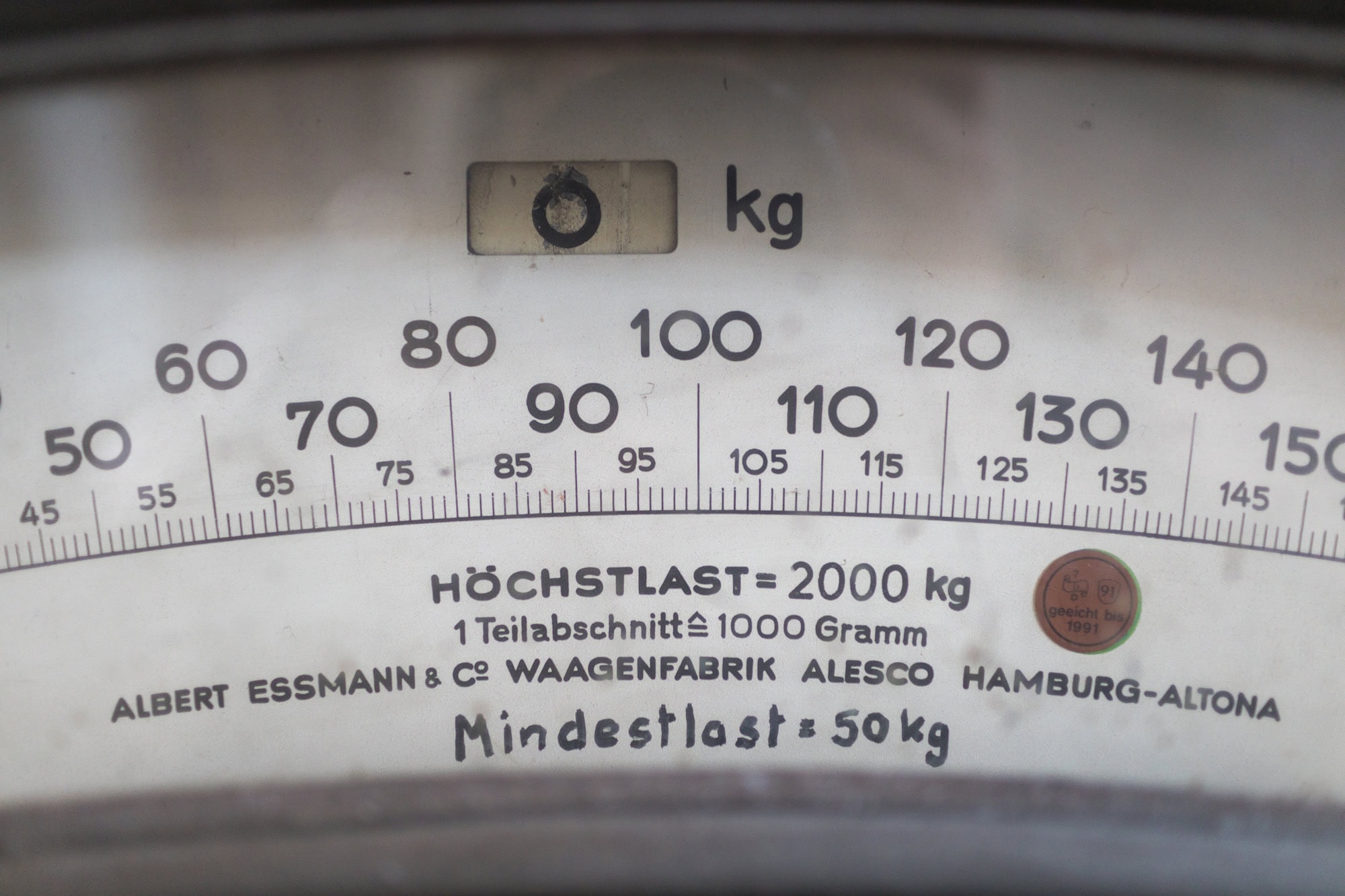 Alte analoge Waage, Maximalgewicht 2000 kg