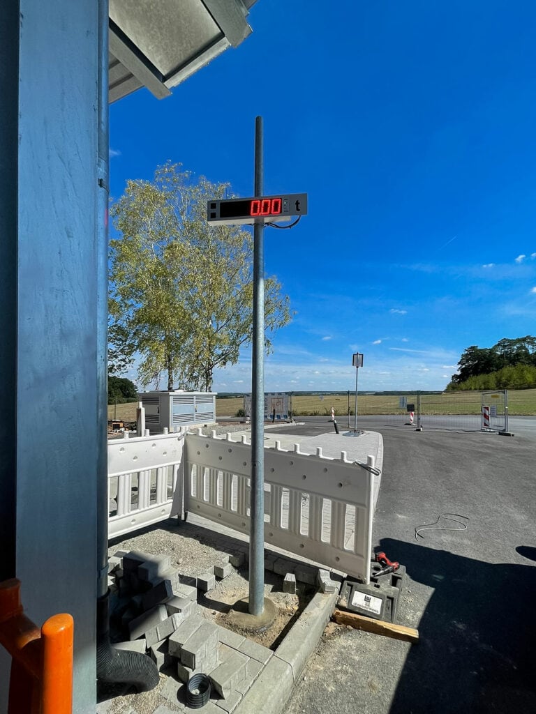 Digitaal display toont 0 ton op locatie