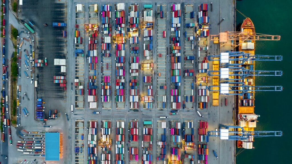 Luftaufnahme eines bunten Containerhafens