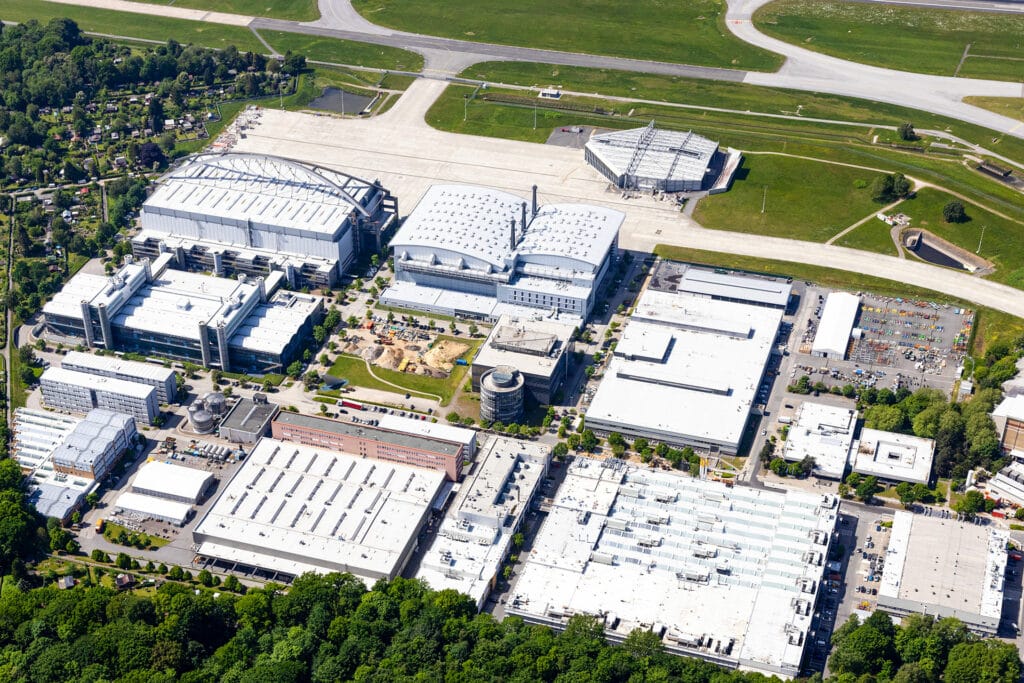Luftaufnahme der Lufthansa Technik auf dem Hamburger Flughafen. Foto: Oliver Sorg/