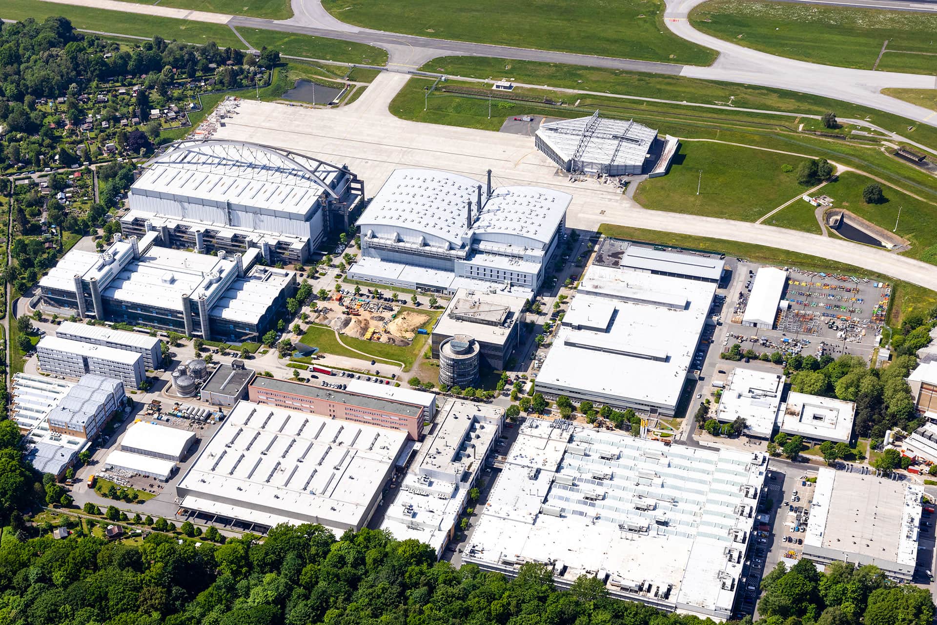 Luftaufnahme der Lufthansa Technik auf dem Hamburger Flughafen. Foto: Hamburg Airport / Oliver Sorg