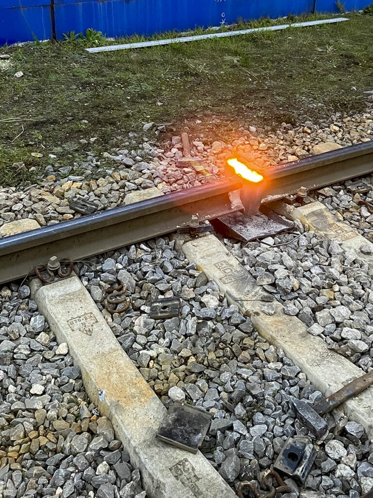 Glühende Schweißarbeit an Eisenbahnschienen
