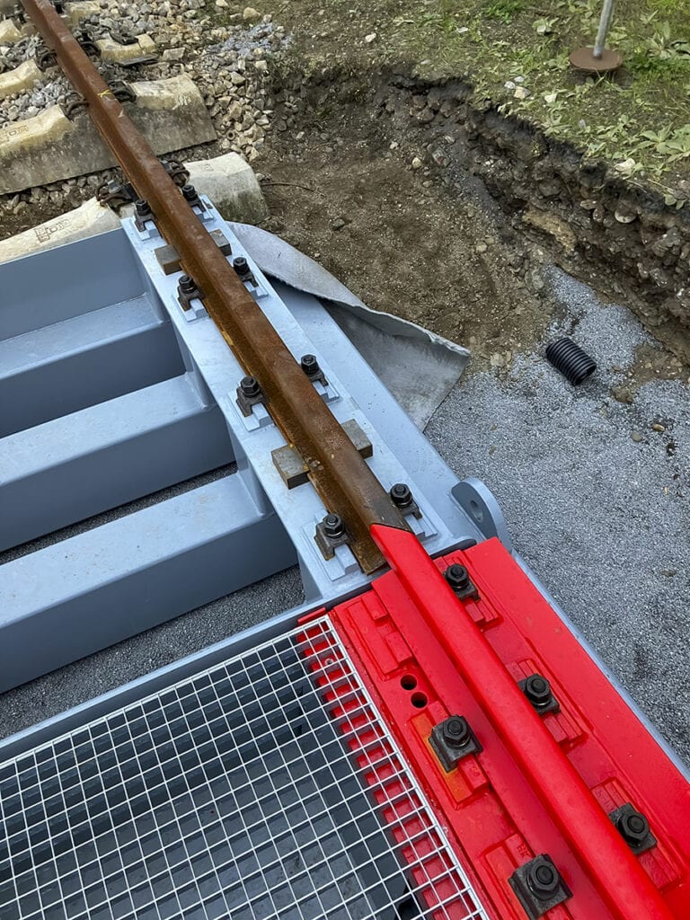 Konstruktion mit Gleisen und Absperrungen