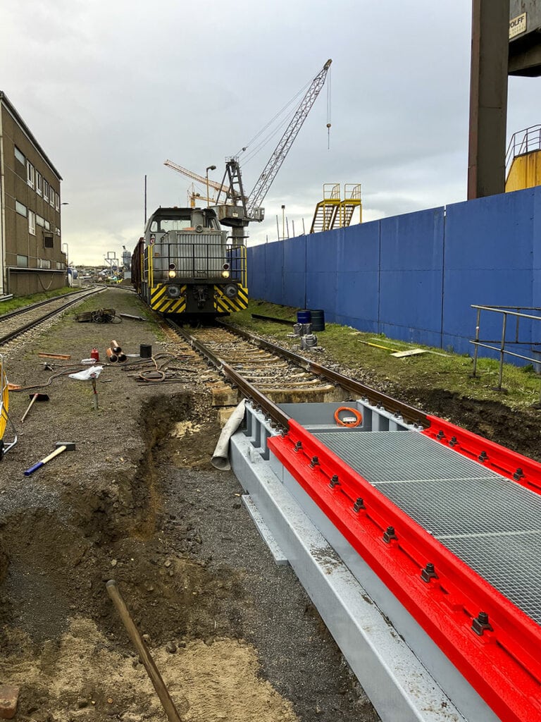 Eisenbahn steuert auf Gleiswaage zu