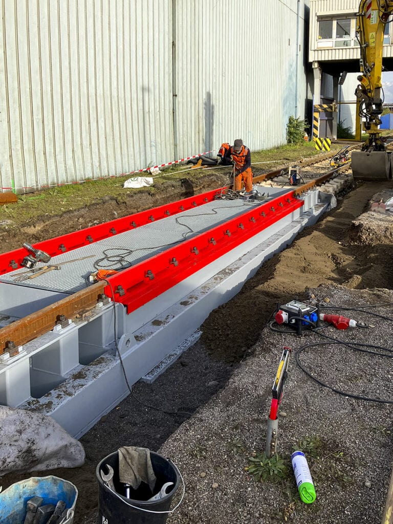 Bauarbeiter installiert große Metallstruktur im Freien