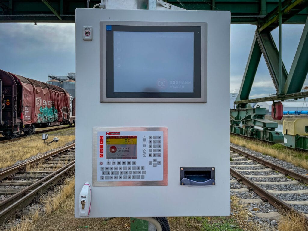Steuerungsterminal an Bahngleisen mit Frachtzügen
