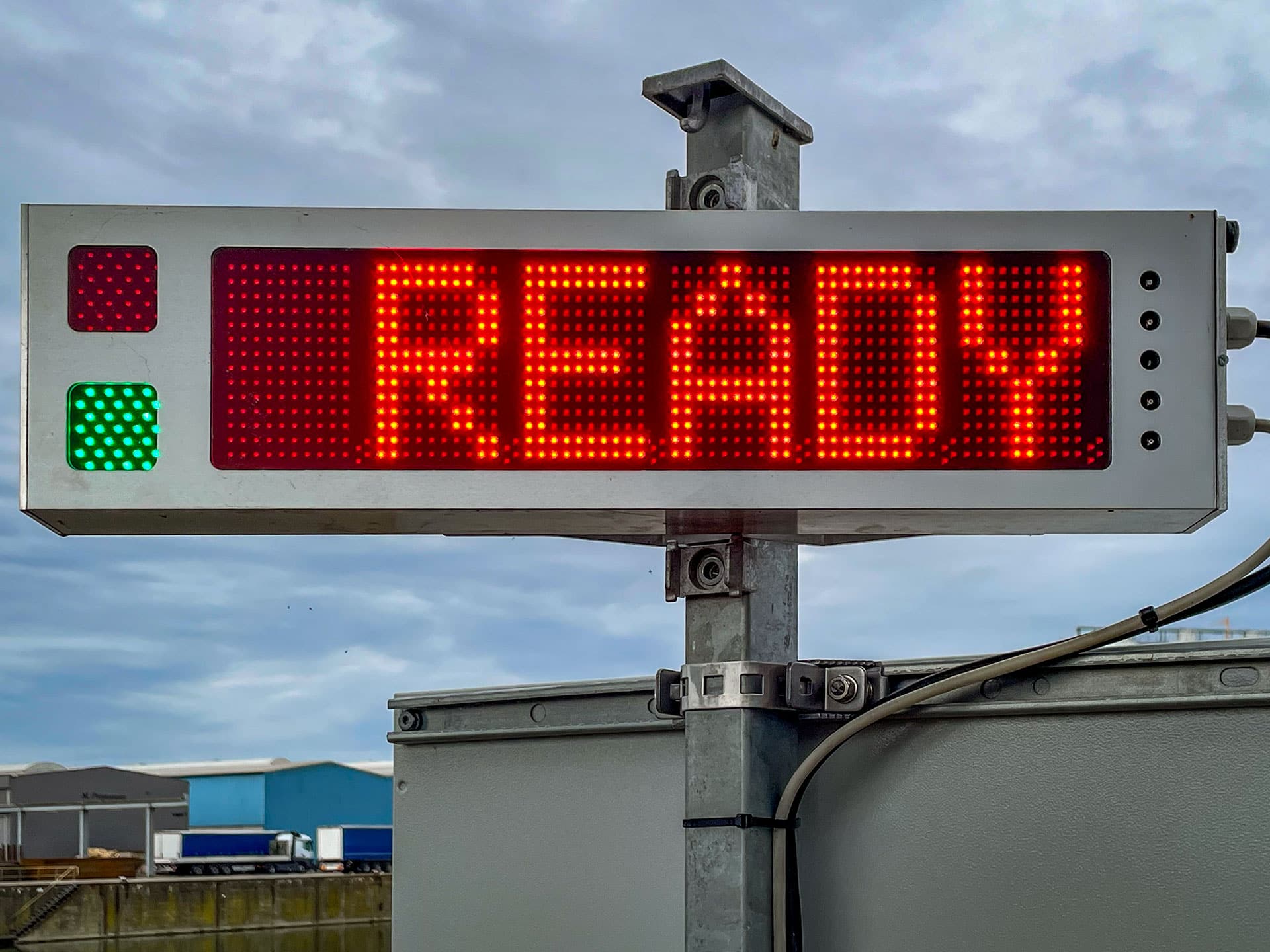 LED-Signal zeigt grünes 'GO' und die Aufschriftt READY