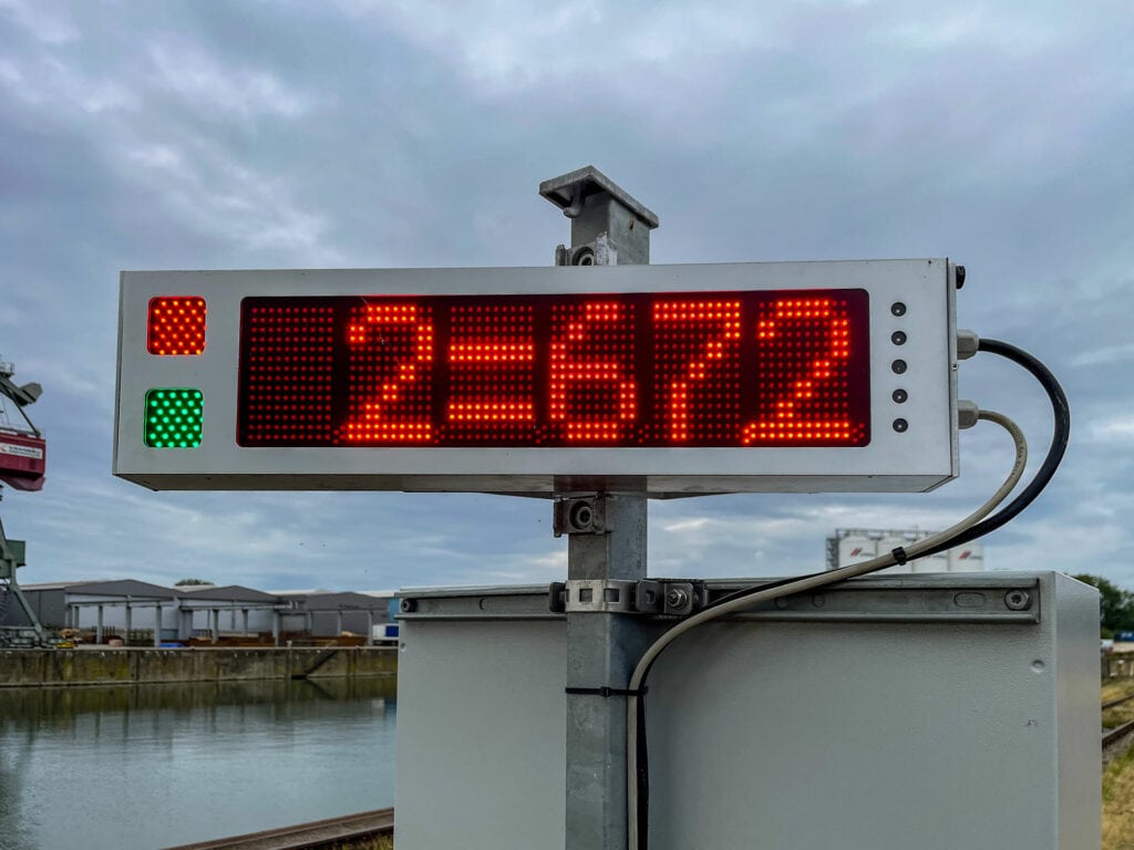 LED display shows “STOP” and green symbol