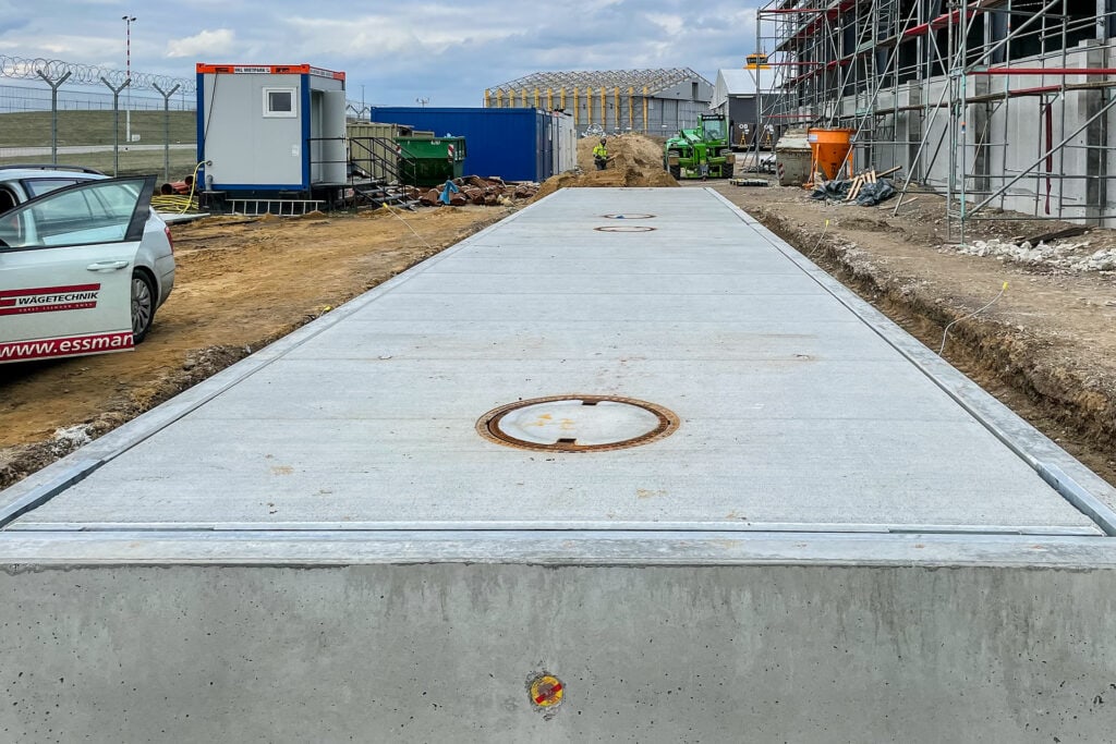 HE-SFK LKW-Waage auf ihrem Platz neben der neuen Lufthansa-Halle