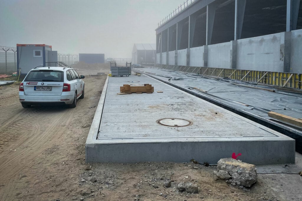 Bauarbeiten bei nebligem Wetter auf Baustelle