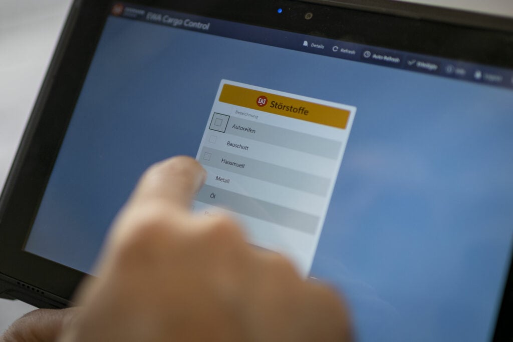 Jemand wählt Optionen auf Tablet zur Stoffsteuerung