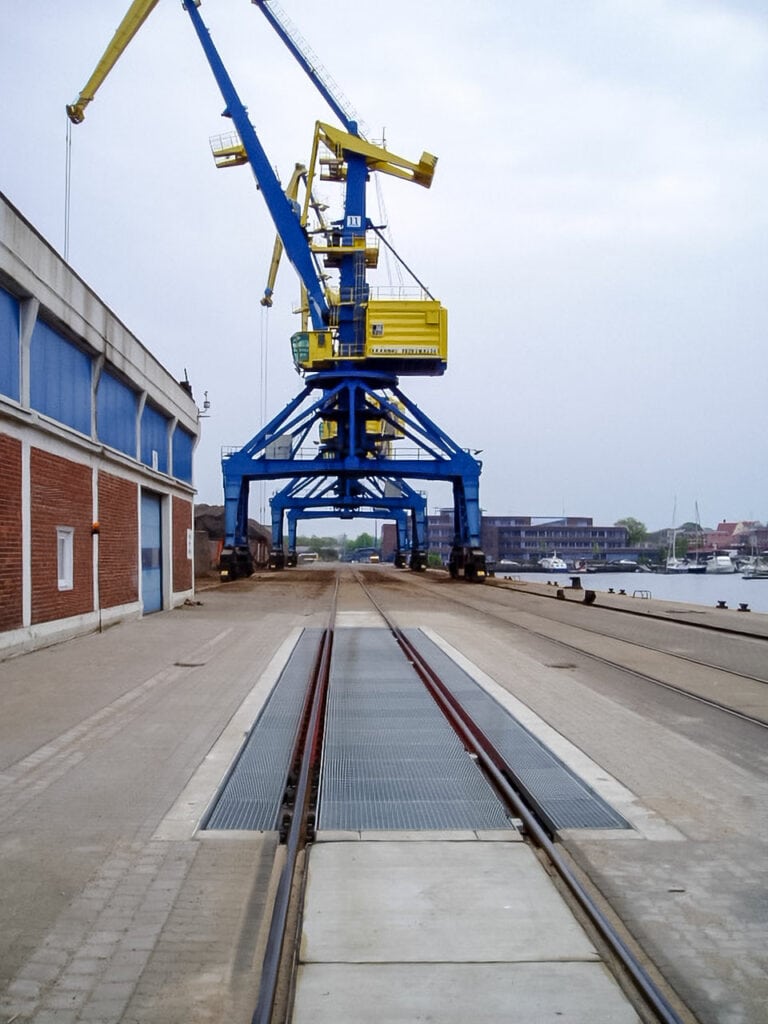 Statische Gleis-Kombinationswaage ESSMANN HE-SRS in einer Hafen-Umgebung
