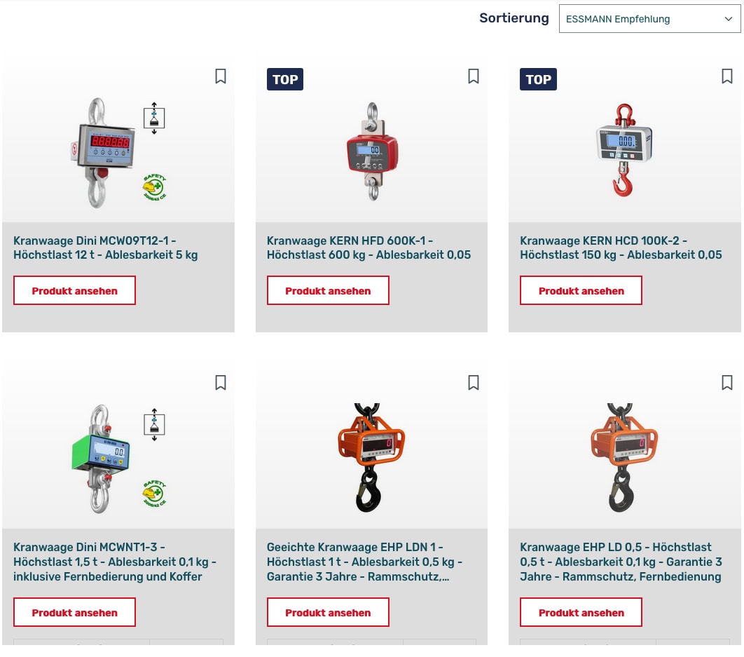 Sechs Kranwaagen auf weißem Hintergrund, jeweils in rechteckigen Kästchen vor grauem Hintergrund. Oben drei: silberne, rote, rot-weiße Waagen. Unten drei: grün-silberne, orange, orange Waagen. Produkte haben verschiedene Traglasten und Präzisionen. "Produkt ansehen"-Buttons in Rot. Sortieroption 'ESSMANN Empfehlung'. Kein menschlicher Bezug.
