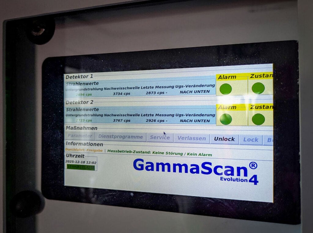 Bildschirm zeigt GammaScan-Software mit zwei Detektor-Strahlenwerten, alle Status grün; keine Störung. Menü mit Funktionen wie 'Unlock', Datum unten rechts, helles Design.Foto: Veolia