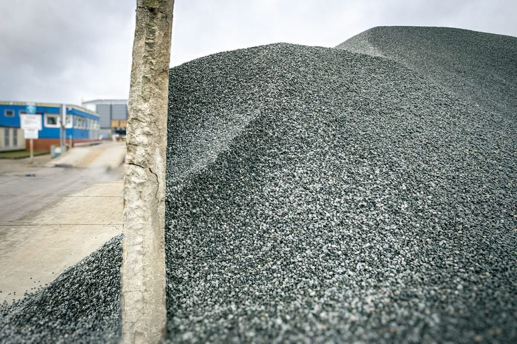 Großer Kieshaufen auf Industriegelände
