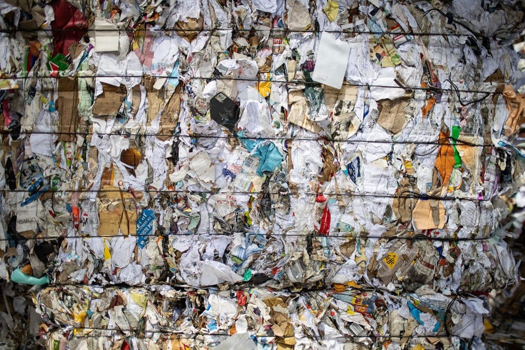 Gepresste Altpapierballen mit Draht verschnürt