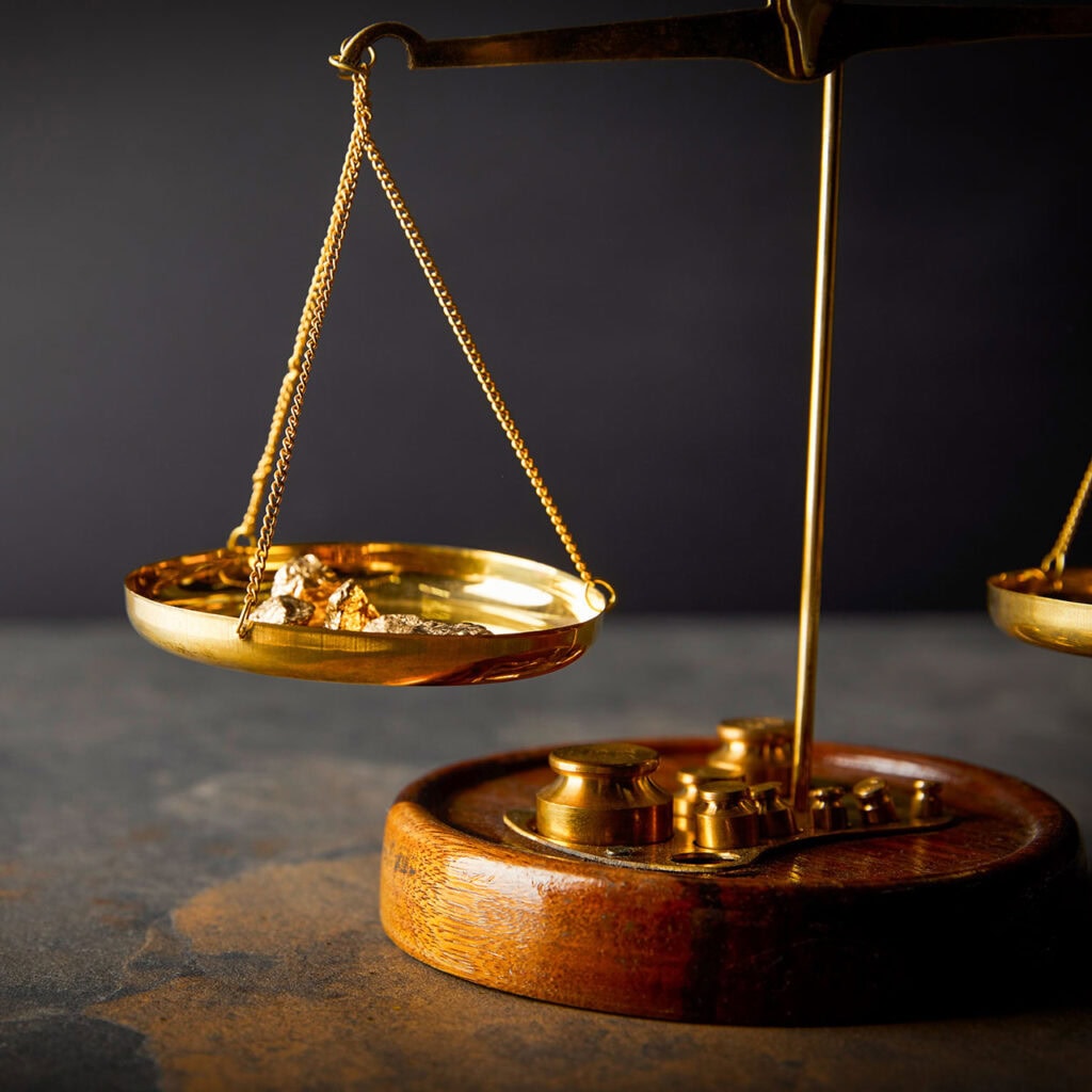 Goldwaage mit Goldklumpen und Gewichten