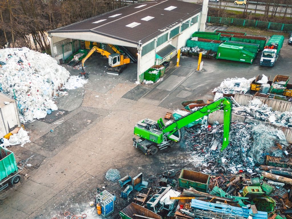 Recyclinghof mit Baggern und Metallschrott