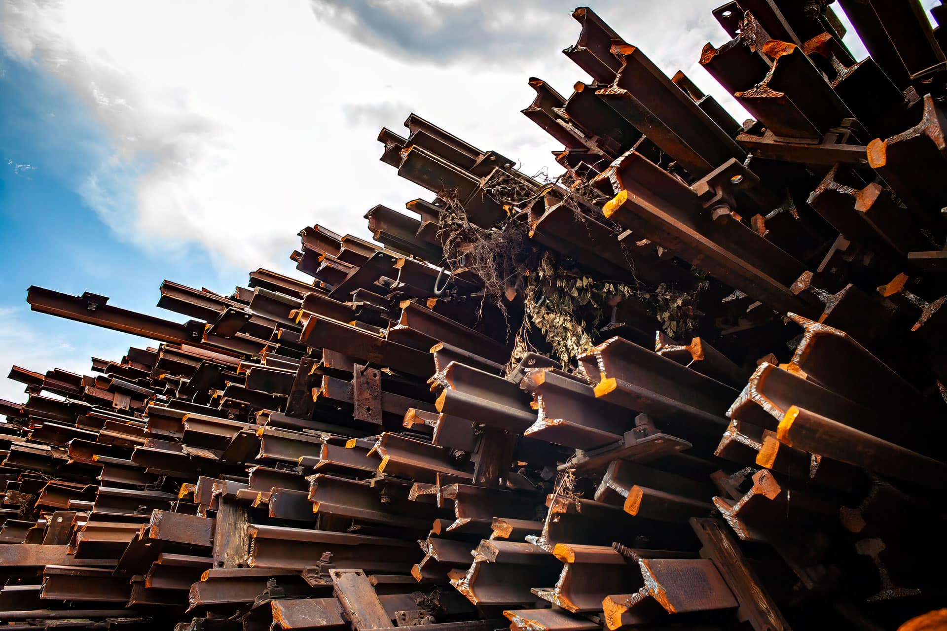 Gestapelte Stahlträger unter blauem Himmel