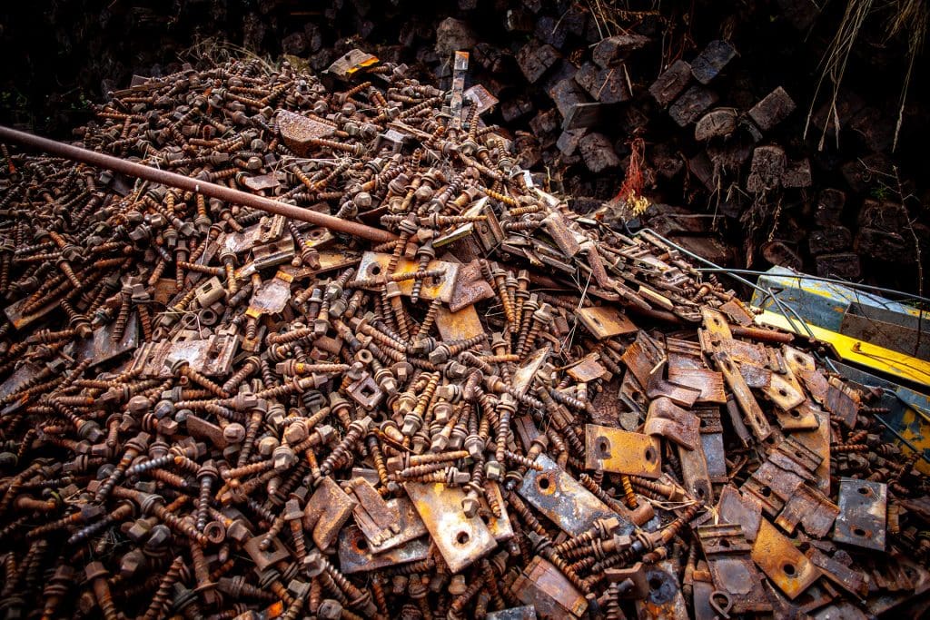 Haufen rostiger Schrauben und Metallteile