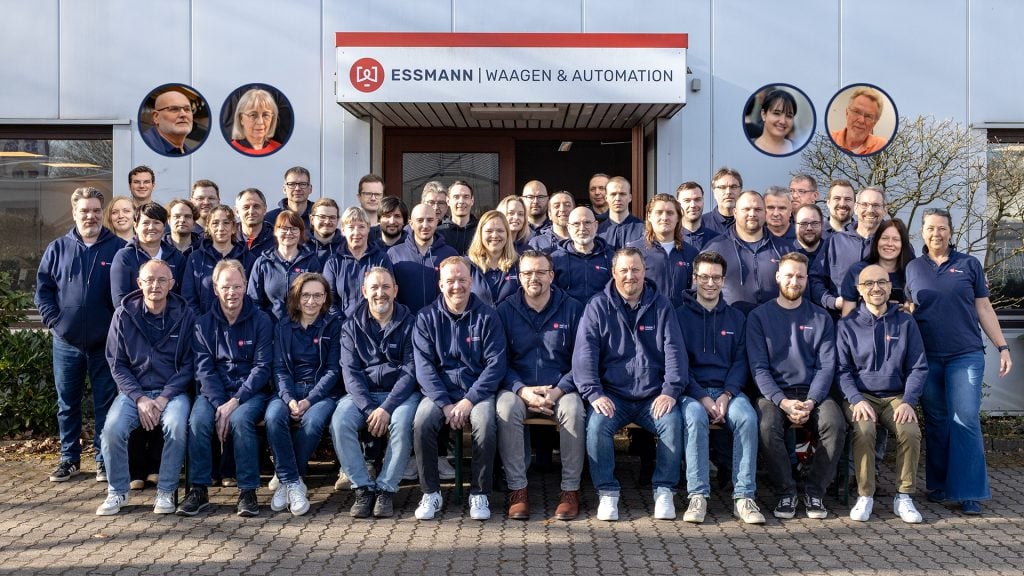 Team photo in front of the Essmann Waagen Automation company building