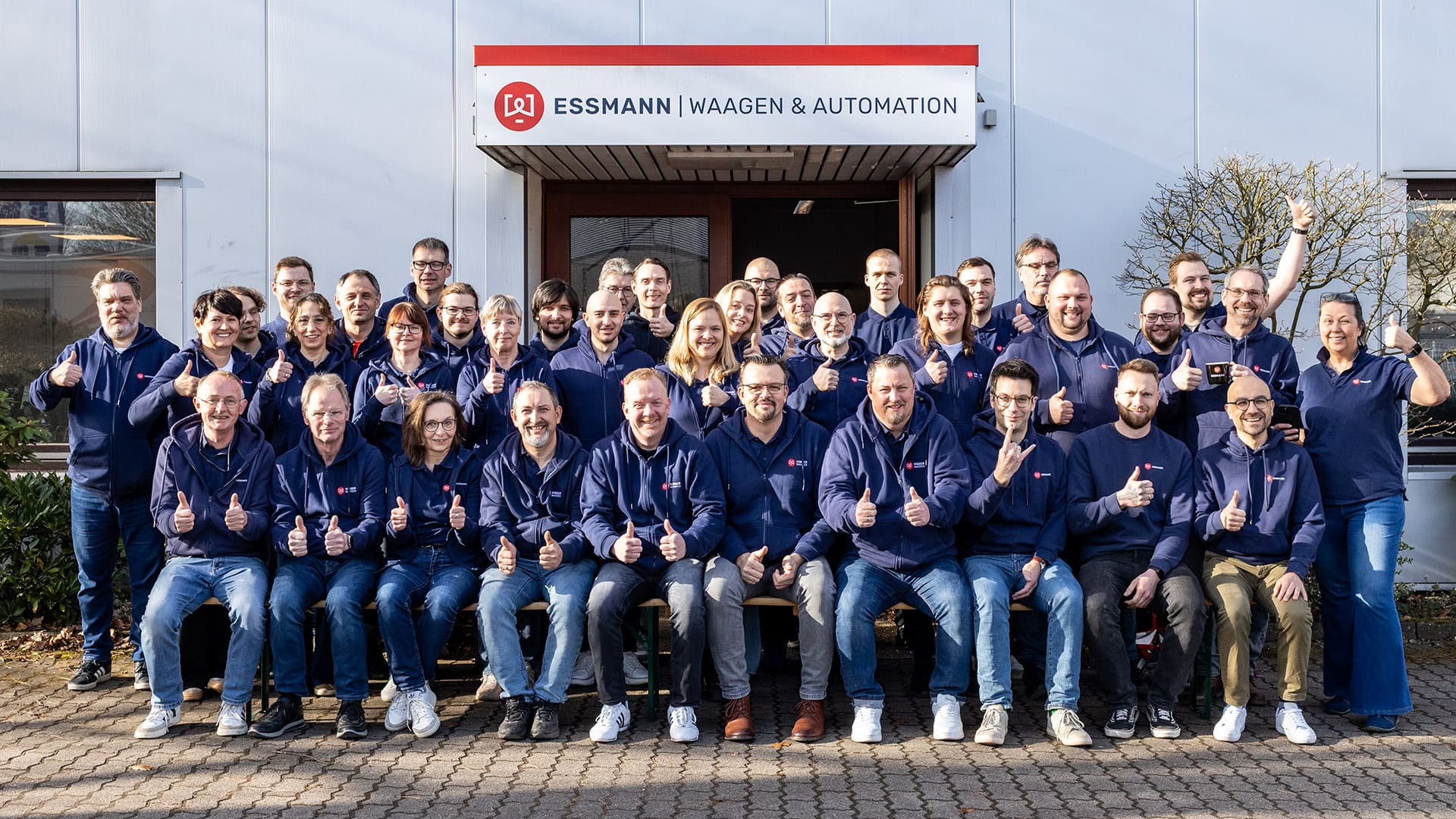 Teamfoto vor Firmengebäude von Essmann Waagen & Automation