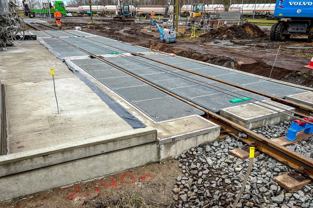 Baustelle mit Gleisanlage und Metallrosten