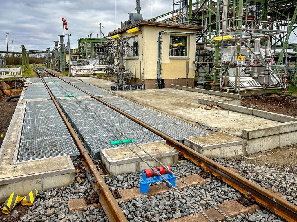 Industrieanlage mit Gleisen und Rohrleitungen
