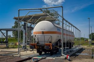 Kesselwagen unter Reinigungsanlage auf Bahngleis