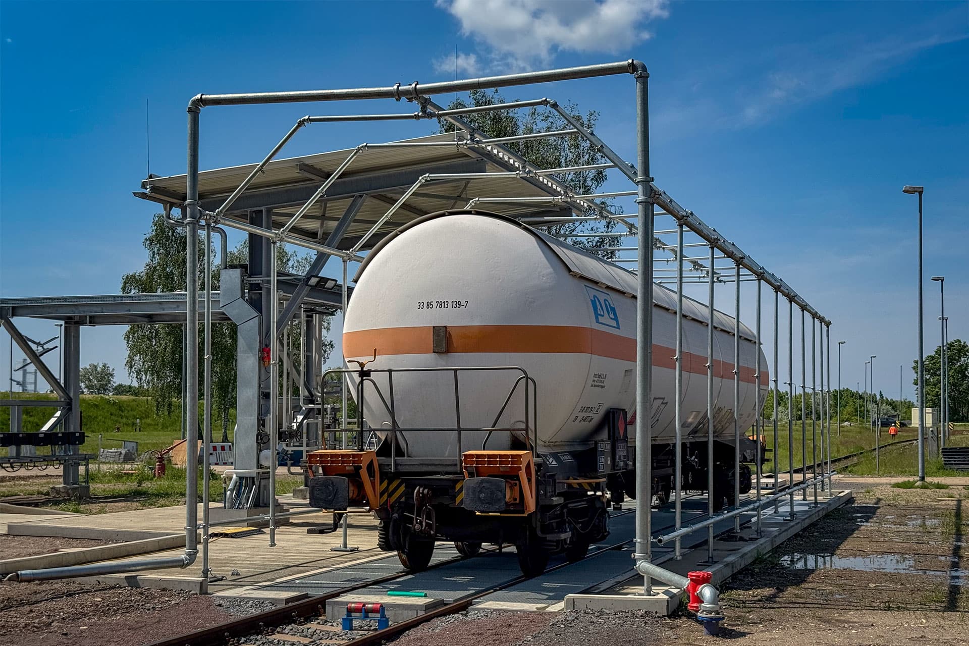 Kesselwagen unter Reinigungsanlage auf Bahngleis