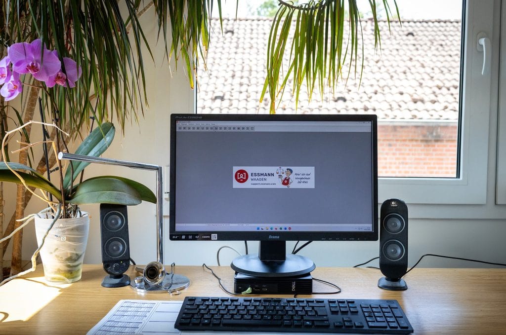 Büroarbeitsplatz mit Monitor und Essmann Wägeprogramm EWP